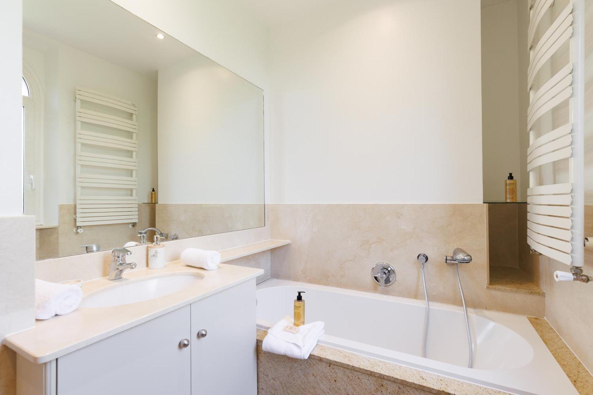 Immogroom - Luxury With Swimming Pool In Center Villa *