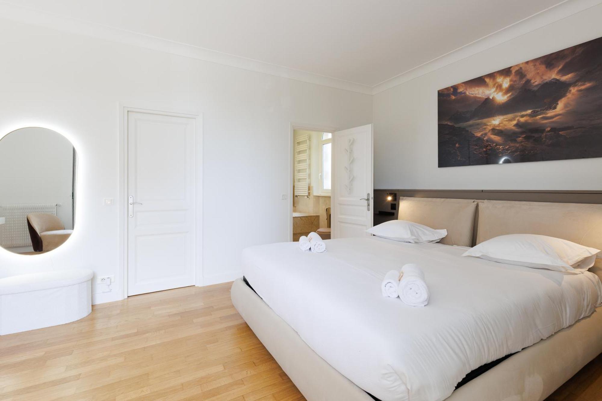Immogroom - Luxury With Swimming Pool In Center Villa *