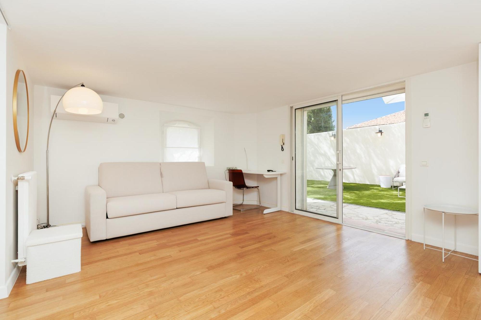 Immogroom - Luxury With Swimming Pool In Center Villa
